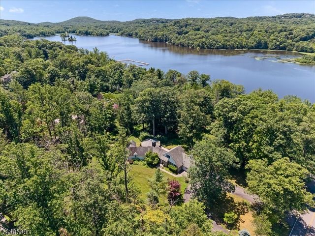 23 The Crossway, Kinnelon Boro, NJ 07405