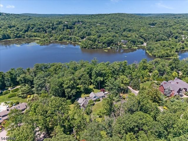 23 The Crossway, Kinnelon Boro, NJ 07405