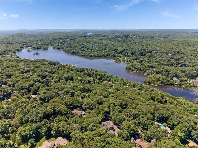 23 The Crossway, Kinnelon Boro, NJ 07405