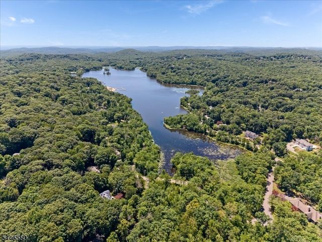 23 The Crossway, Kinnelon Boro, NJ 07405