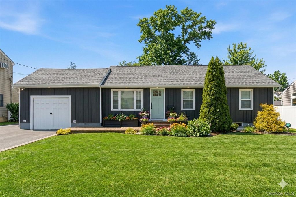 9 Hinton Avenue, Babylon, NY 11702