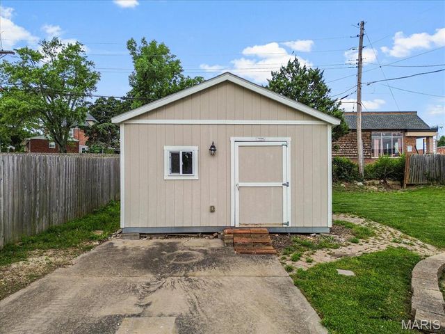 913 Blossom Lane, Rock Hill, MO 63119