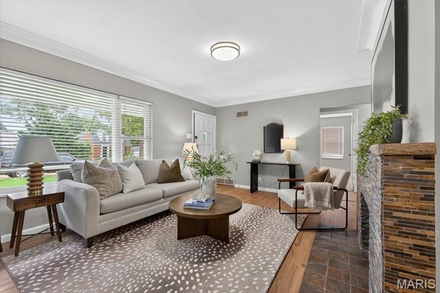 913 Blossom Lane, Rock Hill, MO 63119