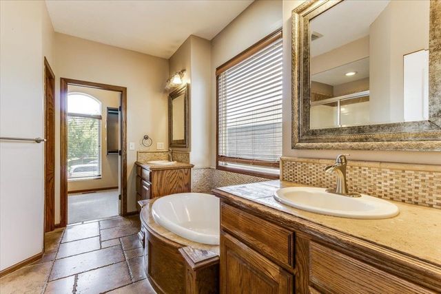 10022 W WESTLAKES CT., Wichita, KS 67205