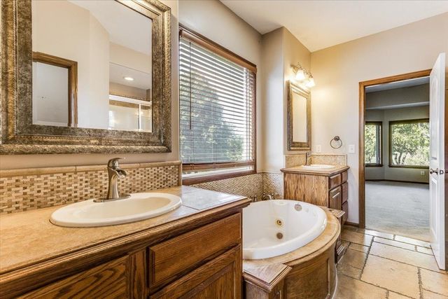 10022 W WESTLAKES CT., Wichita, KS 67205