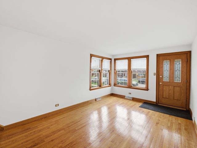 5435 S Newcastle Avenue, Chicago, IL 60638