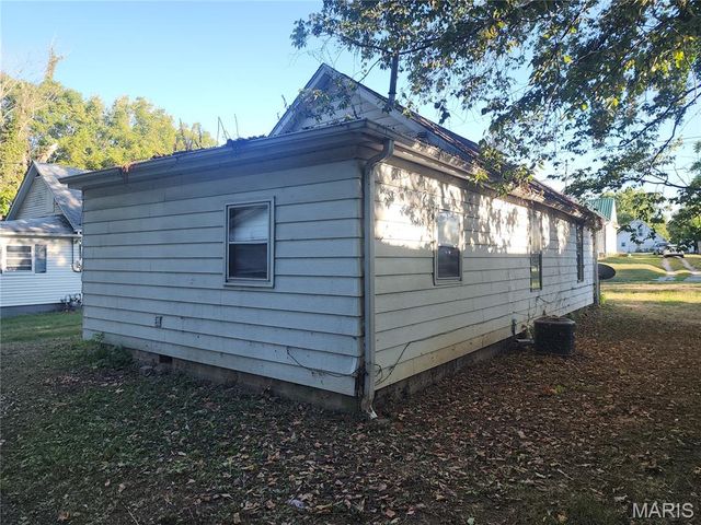 217 W Fairground Avenue, Hillsboro, IL 62049