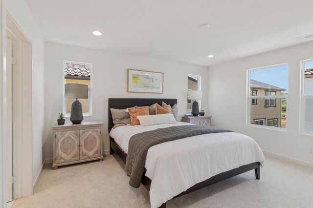 717 Kingbird Loop, Oceanside, CA 92058