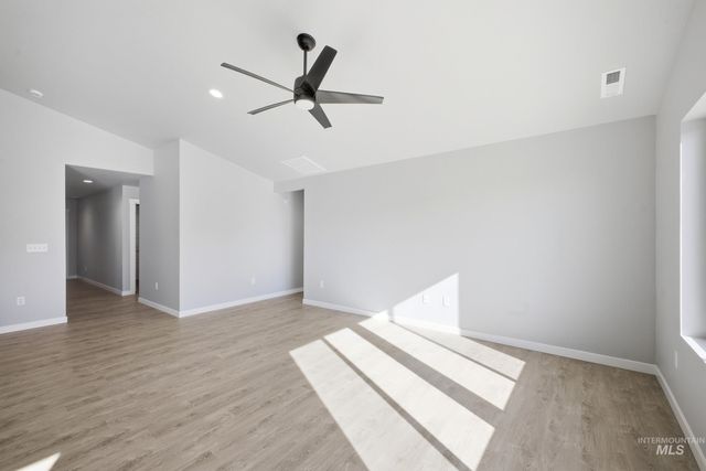 6643 W Redwood Creek Dr, Meridian, ID 83646