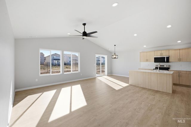 6643 W Redwood Creek Dr, Meridian, ID 83646