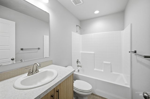 6643 W Redwood Creek Dr, Meridian, ID 83646