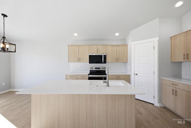 6643 W Redwood Creek Dr, Meridian, ID 83646