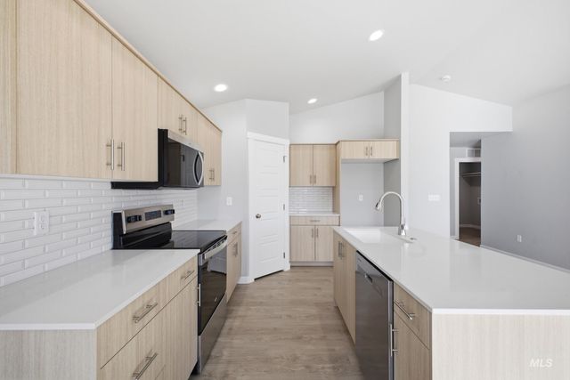 6643 W Redwood Creek Dr, Meridian, ID 83646