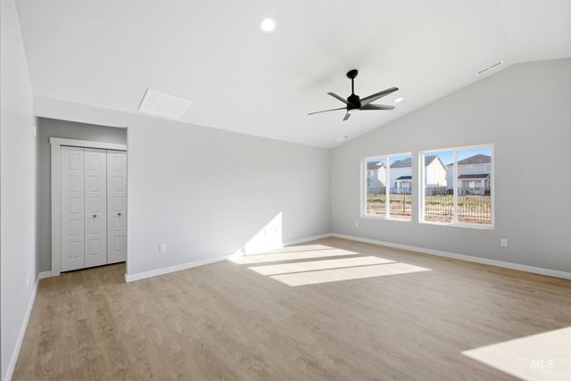 6643 W Redwood Creek Dr, Meridian, ID 83646