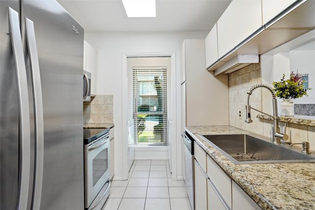 30 Park Lane, Bedford, TX 76021