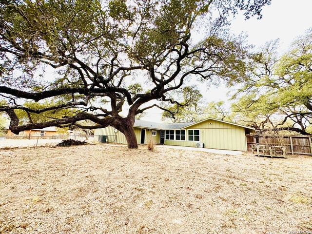 25 Sunrise Dr., Pleasanton, TX 78064