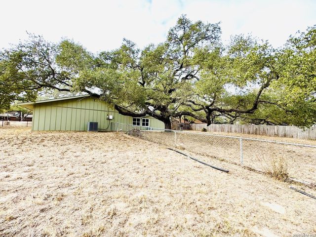 25 Sunrise Dr., Pleasanton, TX 78064