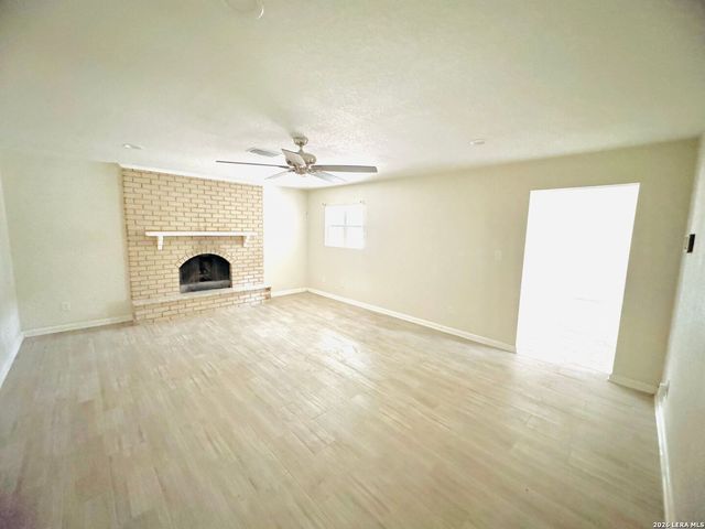 25 Sunrise Dr., Pleasanton, TX 78064