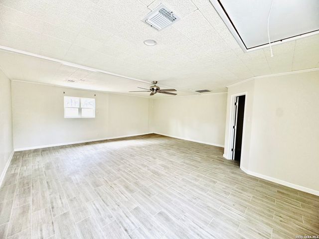 25 Sunrise Dr., Pleasanton, TX 78064