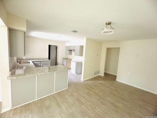 25 Sunrise Dr., Pleasanton, TX 78064