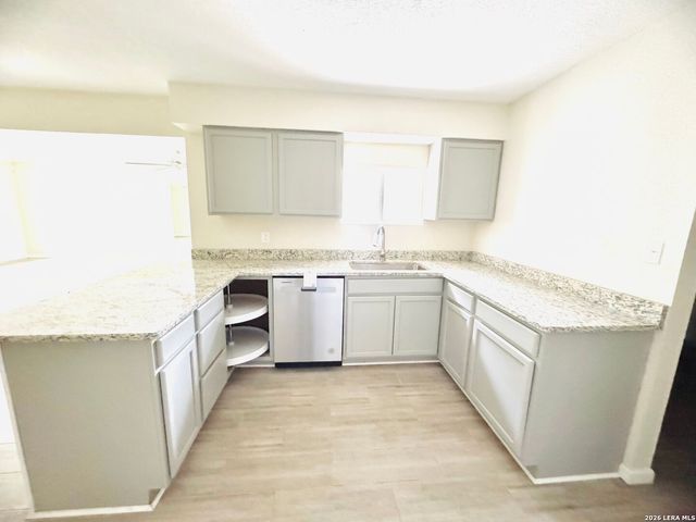 25 Sunrise Dr., Pleasanton, TX 78064