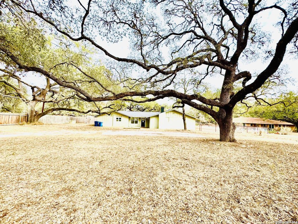 25 Sunrise Dr., Pleasanton, TX 78064