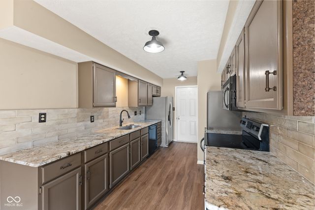 9271 Golden Leaf Way, Indianapolis, IN 46260