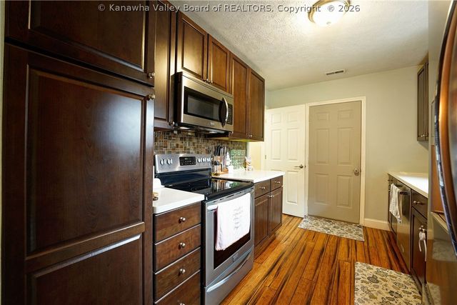 1 Hillcrest Drive, Teays, WV 25560