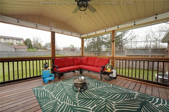 1 Hillcrest Drive, Teays, WV 25560
