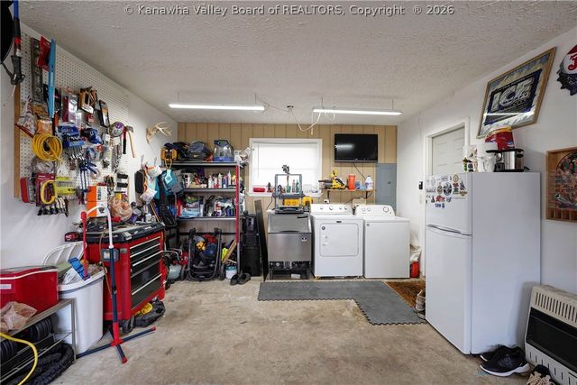 1 Hillcrest Drive, Teays, WV 25560