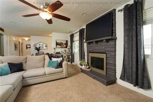 1 Hillcrest Drive, Teays, WV 25560