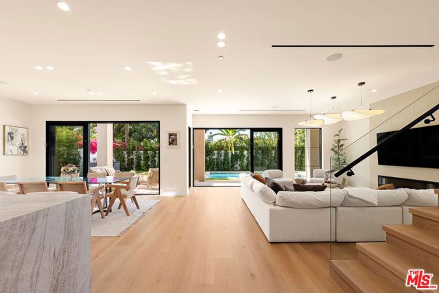 17811 Collins Street, Encino, CA 91316