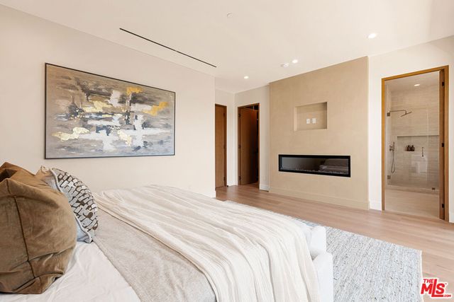17811 Collins Street, Encino, CA 91316