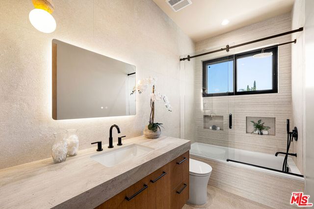 17811 Collins Street, Encino, CA 91316