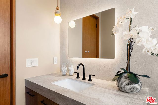 17811 Collins Street, Encino, CA 91316
