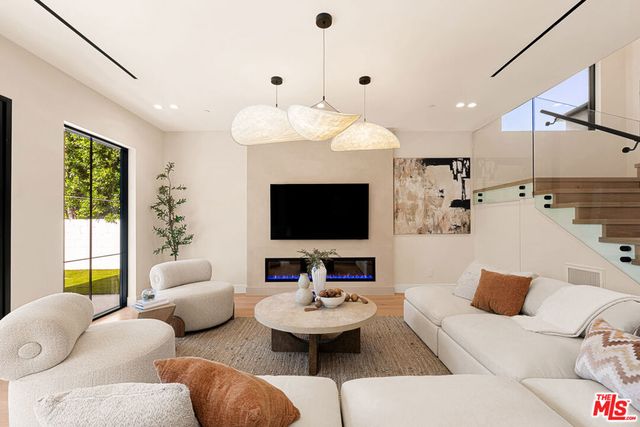 17811 Collins Street, Encino, CA 91316