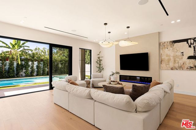 17811 Collins Street, Encino, CA 91316