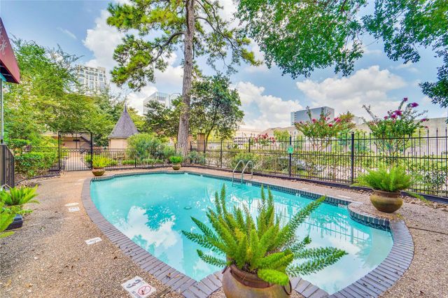 4515 Briar Hollow Place 315, Houston, TX 77027
