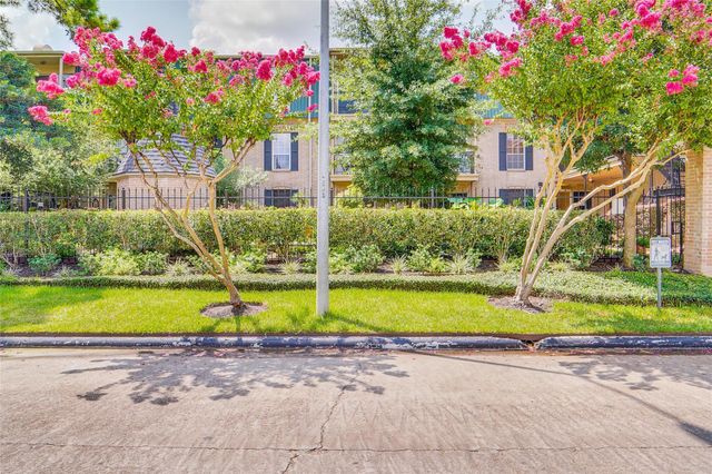 4515 Briar Hollow Place 315, Houston, TX 77027