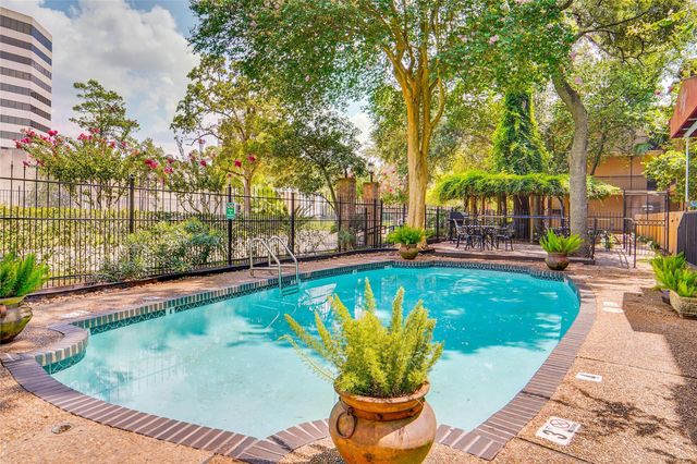 4515 Briar Hollow Place 315, Houston, TX 77027