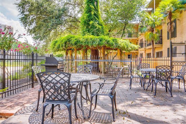 4515 Briar Hollow Place 315, Houston, TX 77027