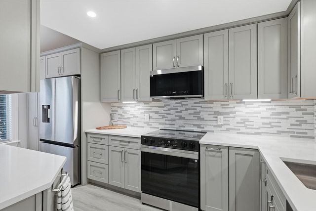 59 Hillside Dr 59, Wayland, MA 01778