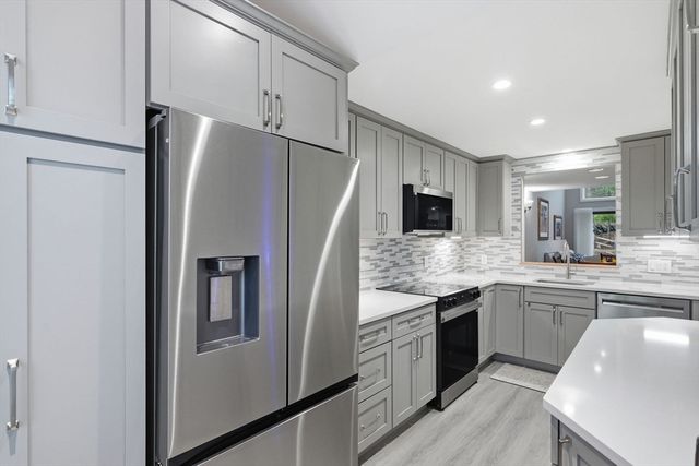 59 Hillside Dr 59, Wayland, MA 01778