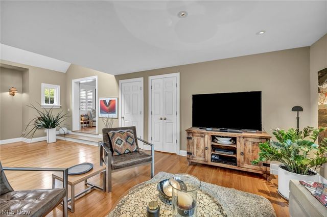 385 Longbeach, Bay Village, OH 44140