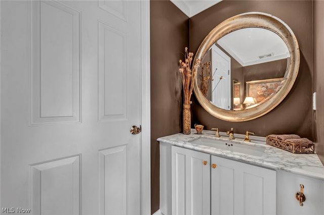 385 Longbeach, Bay Village, OH 44140
