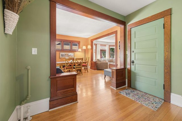 1060 Hague Avenue, Saint Paul, MN 55104