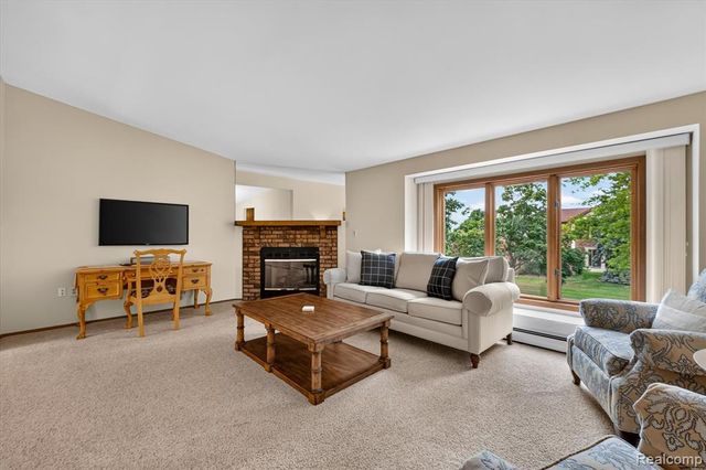 2321 London Bridge Dr Drive 22, Rochester Hills, MI 48307
