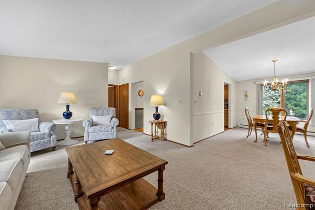 2321 London Bridge Dr Drive 22, Rochester Hills, MI 48307