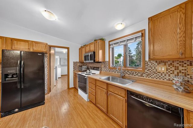 2321 London Bridge Dr Drive 22, Rochester Hills, MI 48307