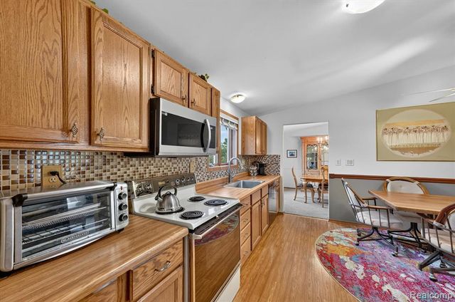 2321 London Bridge Dr Drive 22, Rochester Hills, MI 48307